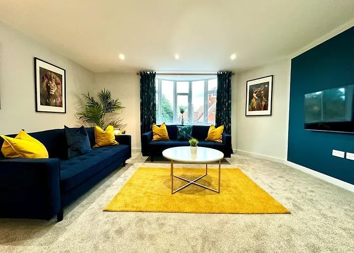 Coastal 3Br Bournemouth Apartment, Prime Location